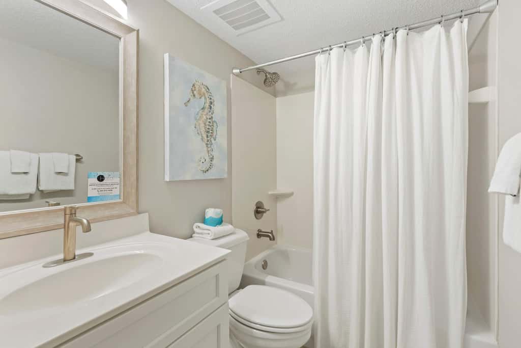 Gorgeous Oceanfront condo with washer&dryer, Gulf-front balcony & pool, hot tub