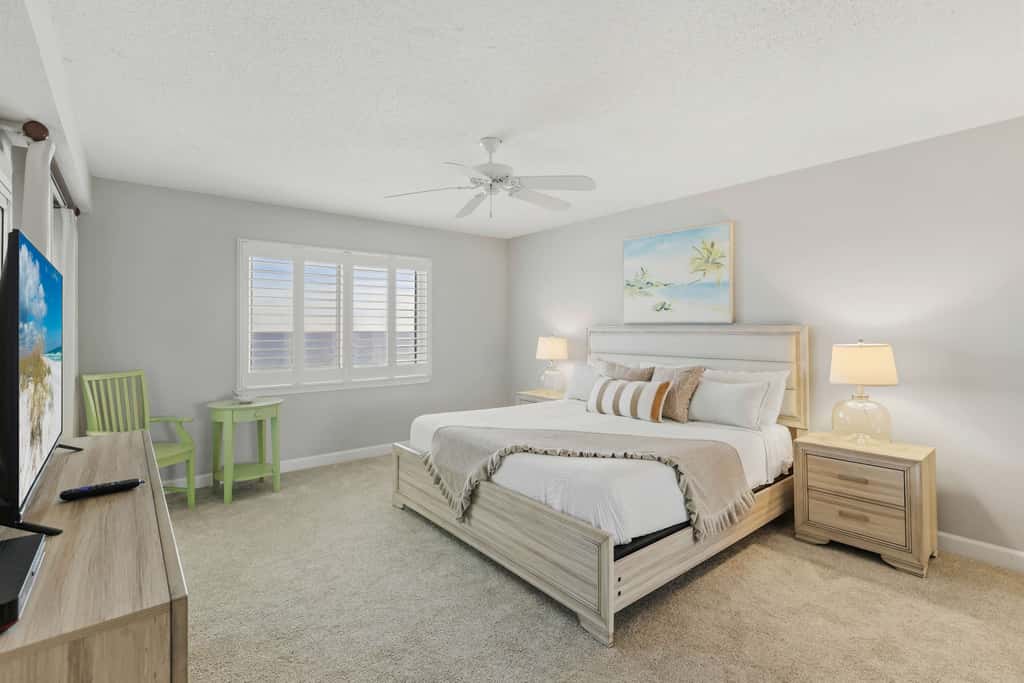 Gorgeous Oceanfront condo with washer&dryer, Gulf-front balcony & pool, hot tub