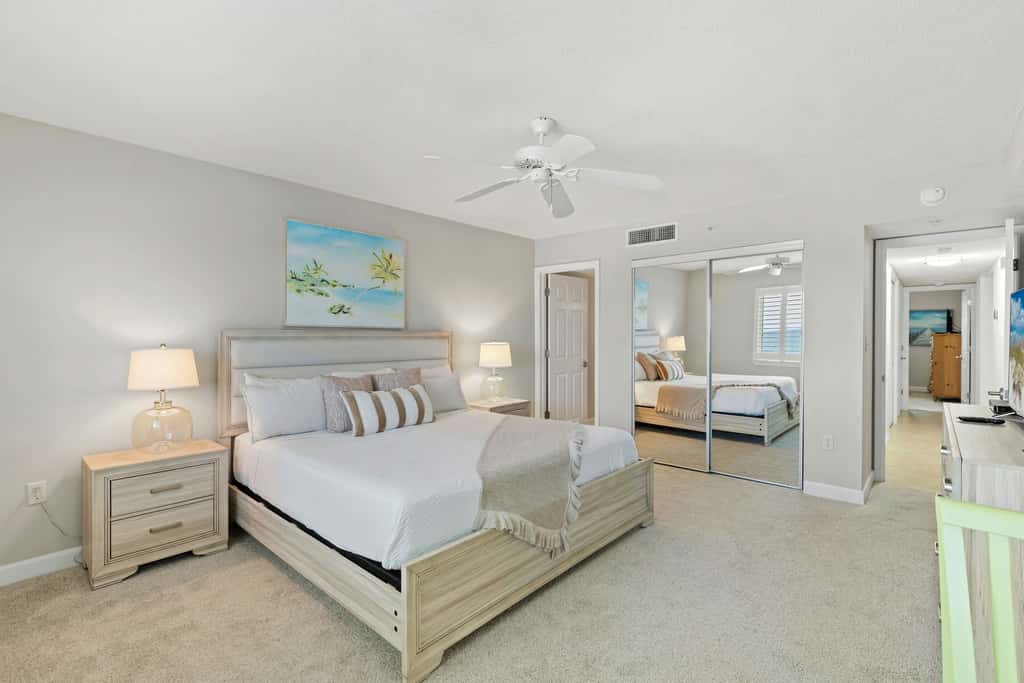 Gorgeous Oceanfront condo with washer&dryer, Gulf-front balcony & pool, hot tub