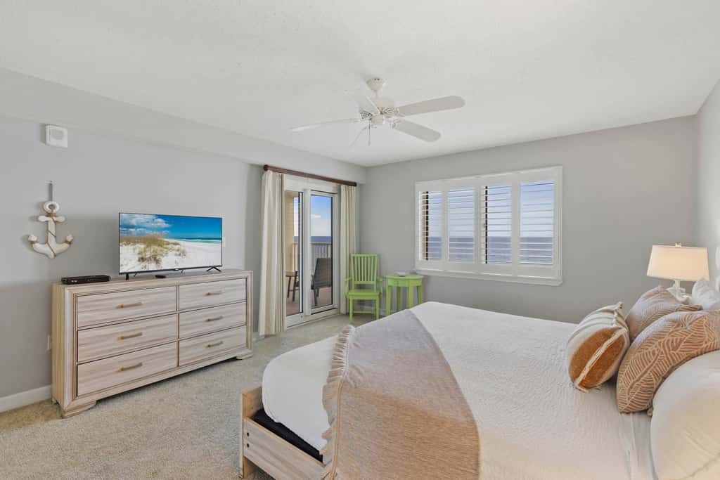 Gorgeous Oceanfront condo with washer&dryer, Gulf-front balcony & pool, hot tub