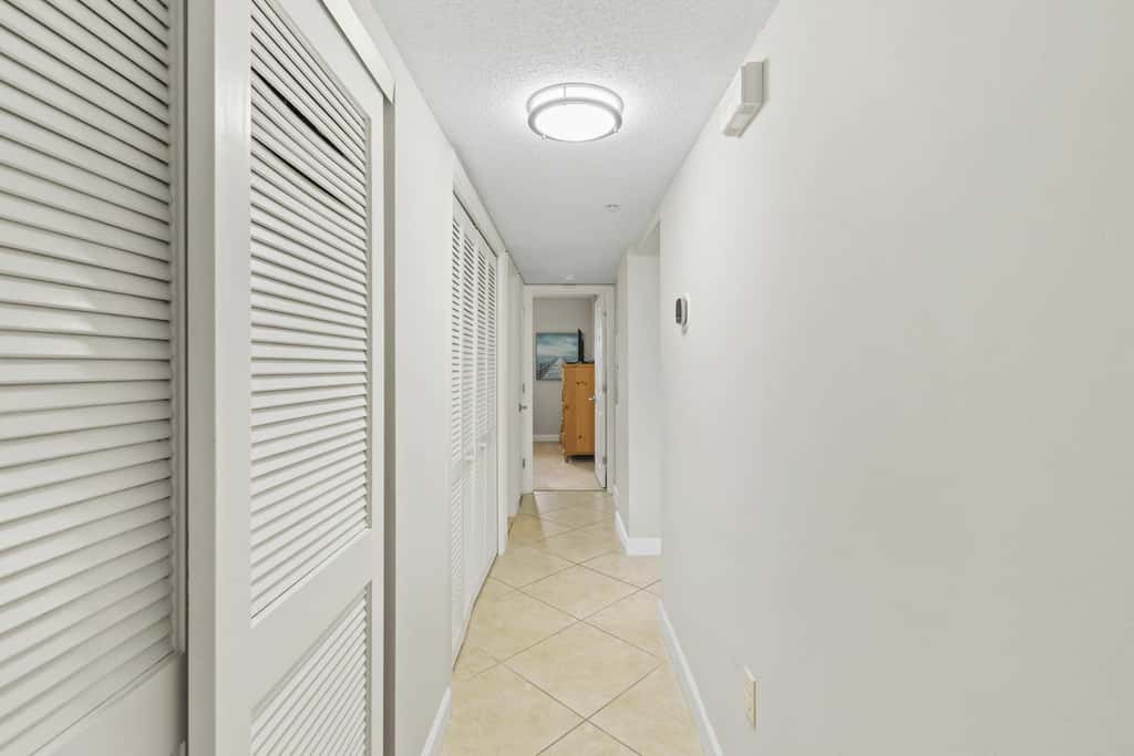 Gorgeous Oceanfront condo with washer&dryer, Gulf-front balcony & pool, hot tub