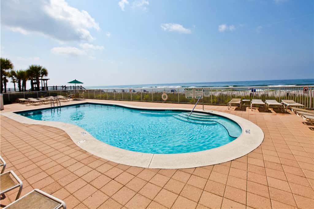 Gorgeous Oceanfront condo with washer&dryer, Gulf-front balcony & pool, hot tub