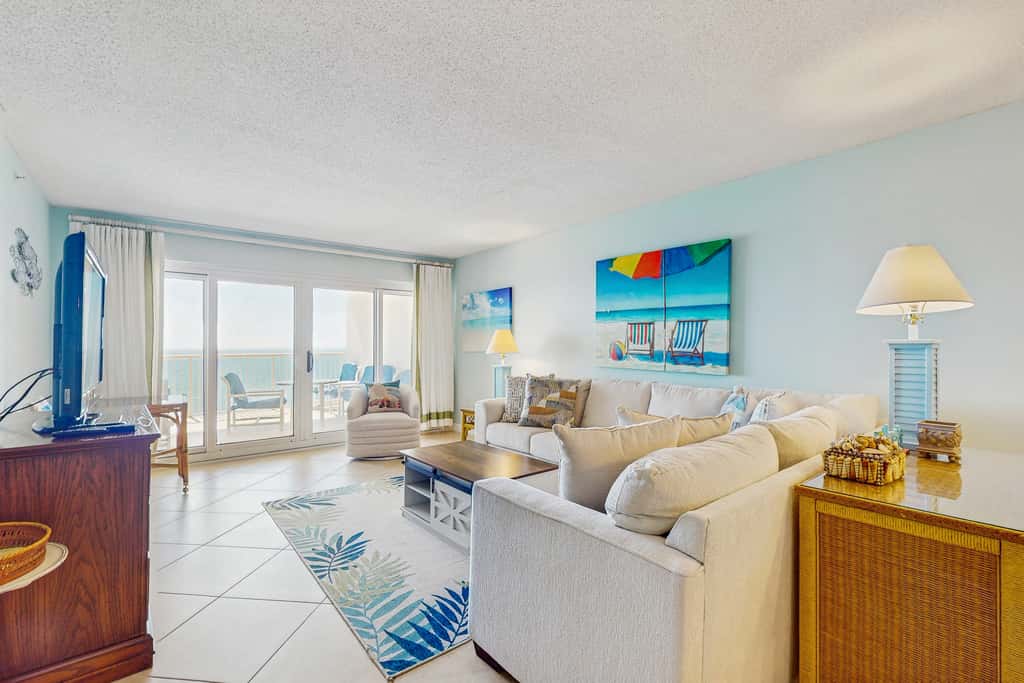 Gorgeous Oceanfront condo with washer&dryer, Gulf-front balcony & pool, hot tub