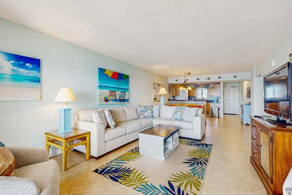 Gorgeous Oceanfront condo with washer&dryer, Gulf-front balcony & pool, hot tub