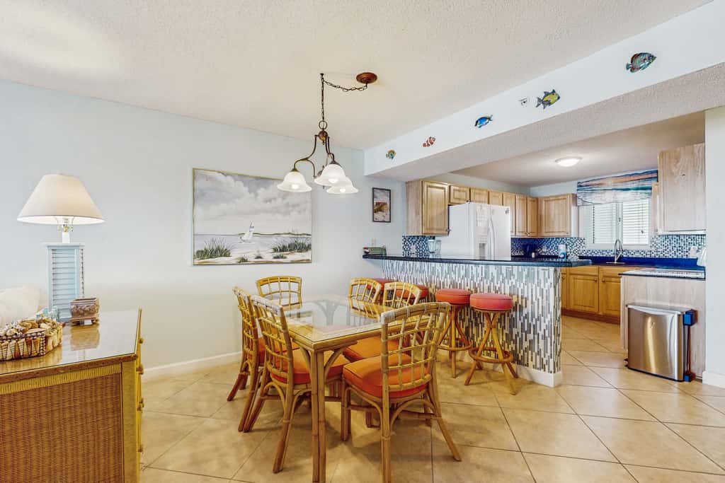 Gorgeous Oceanfront condo with washer&dryer, Gulf-front balcony & pool, hot tub