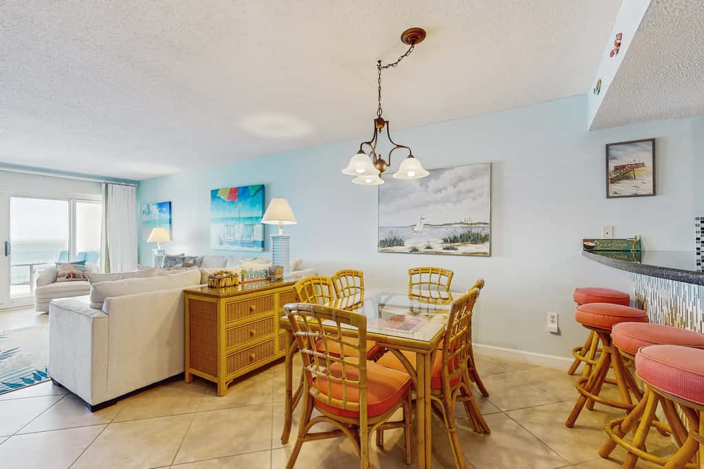 Gorgeous Oceanfront condo with washer&dryer, Gulf-front balcony & pool, hot tub