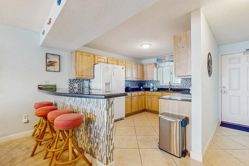 Gorgeous Oceanfront condo with washer&dryer, Gulf-front balcony & pool, hot tub