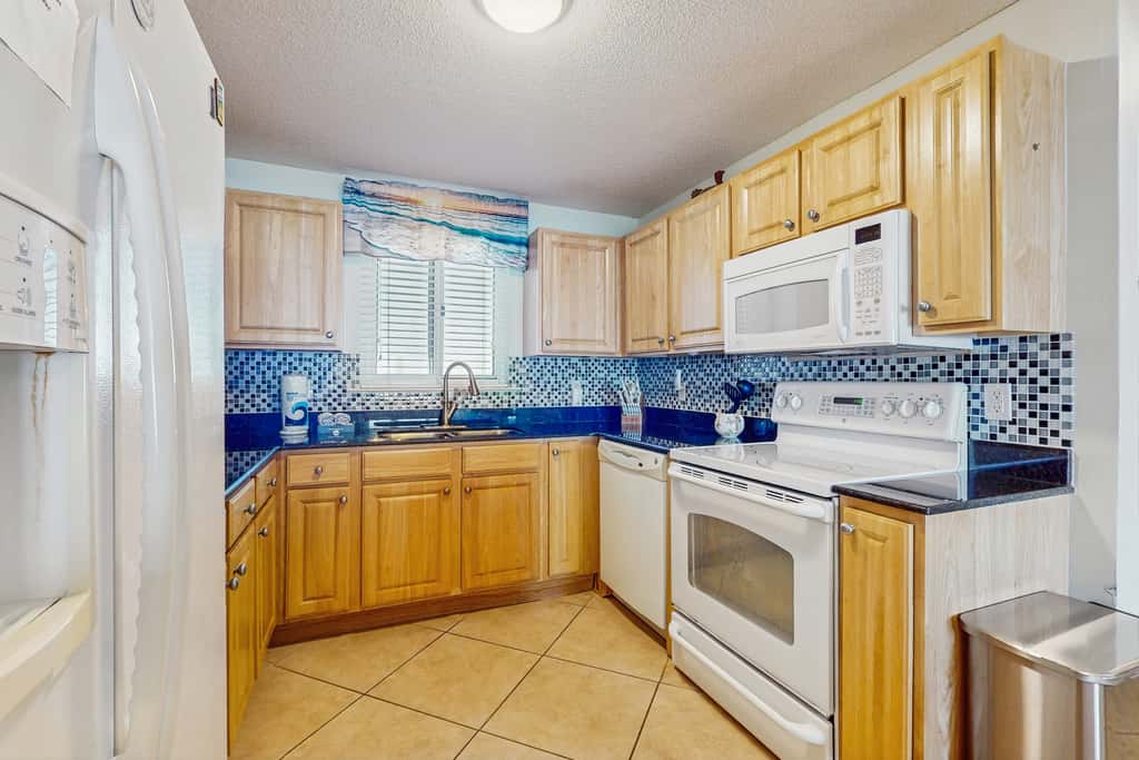 Gorgeous Oceanfront condo with washer&dryer, Gulf-front balcony & pool, hot tub