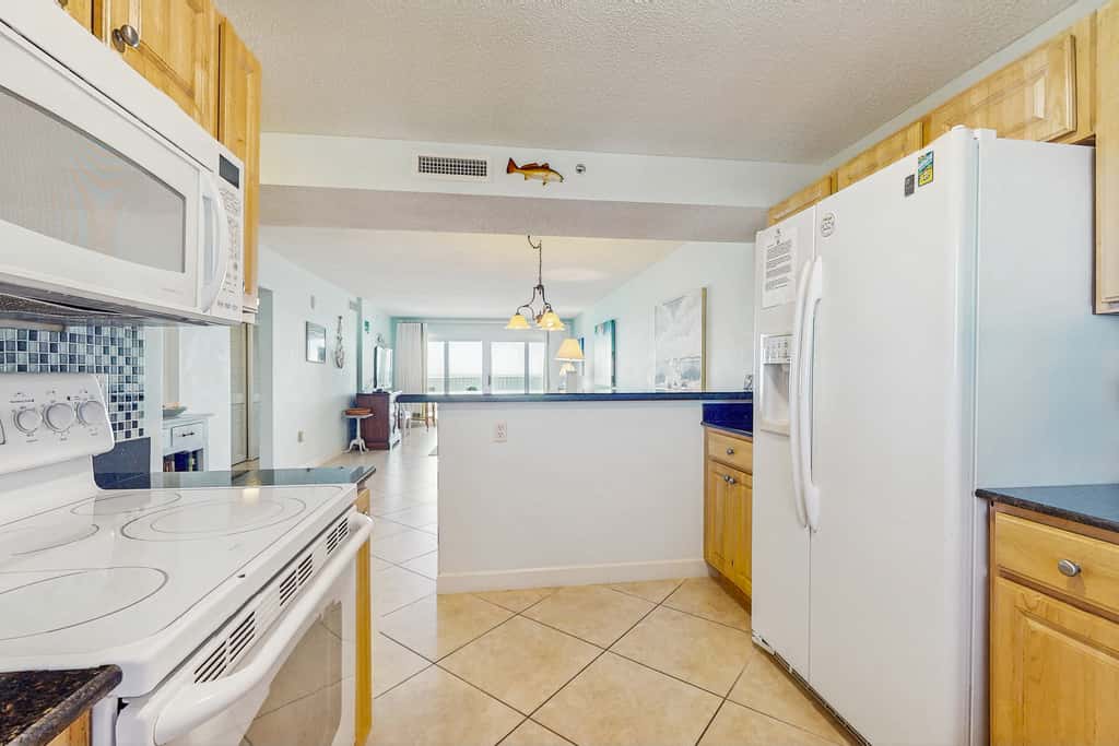 Gorgeous Oceanfront condo with washer&dryer, Gulf-front balcony & pool, hot tub