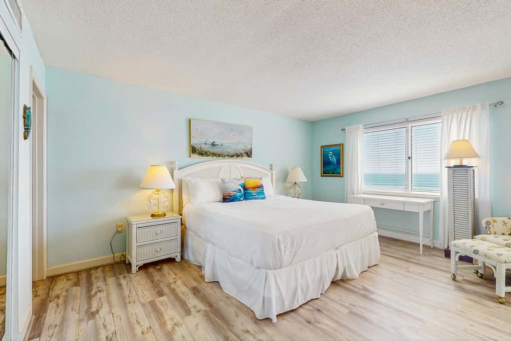 Gorgeous Oceanfront condo with washer&dryer, Gulf-front balcony & pool, hot tub