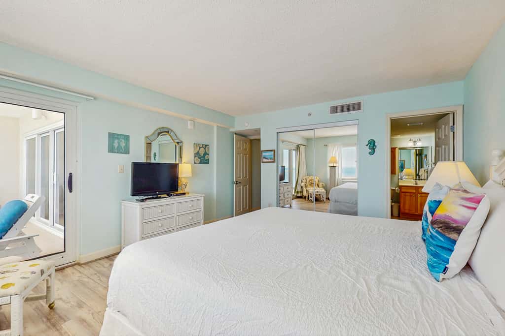 Gorgeous Oceanfront condo with washer&dryer, Gulf-front balcony & pool, hot tub
