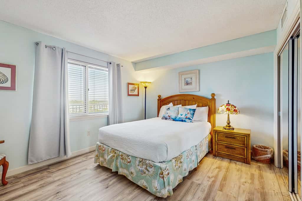 Gorgeous Oceanfront condo with washer&dryer, Gulf-front balcony & pool, hot tub