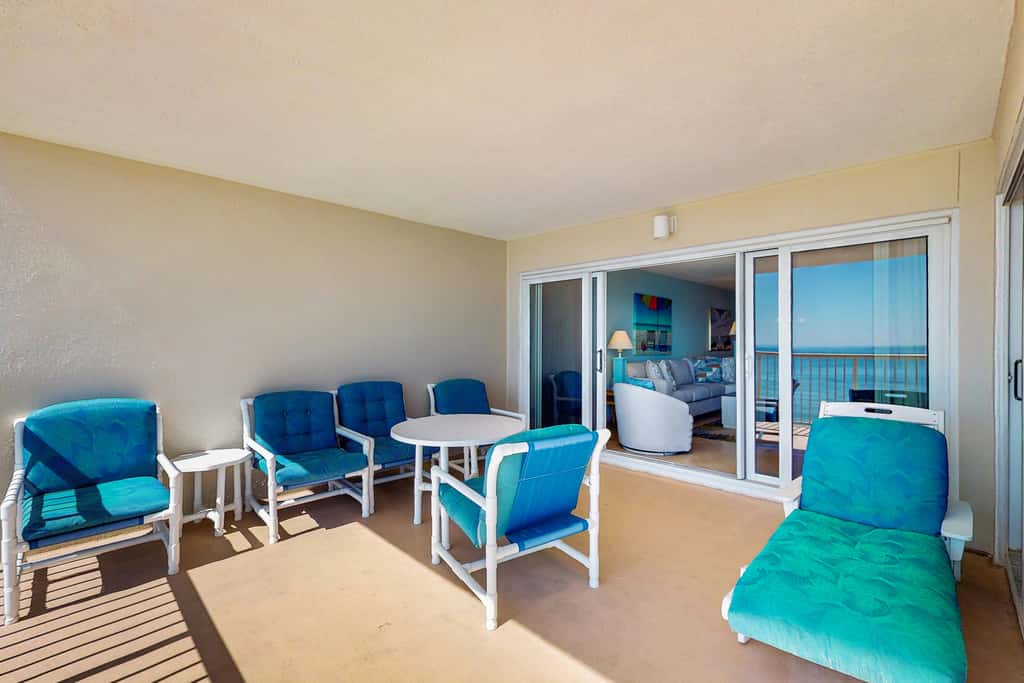 Gorgeous Oceanfront condo with washer&dryer, Gulf-front balcony & pool, hot tub