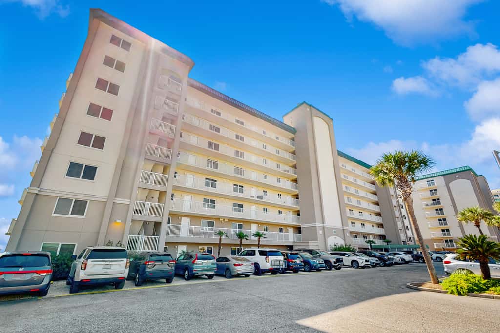 Gorgeous Oceanfront condo with washer&dryer, Gulf-front balcony & pool, hot tub