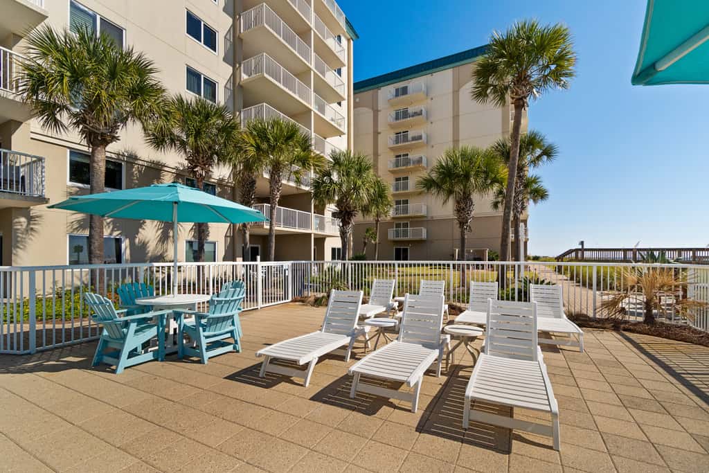 Gorgeous Oceanfront condo with washer&dryer, Gulf-front balcony & pool, hot tub