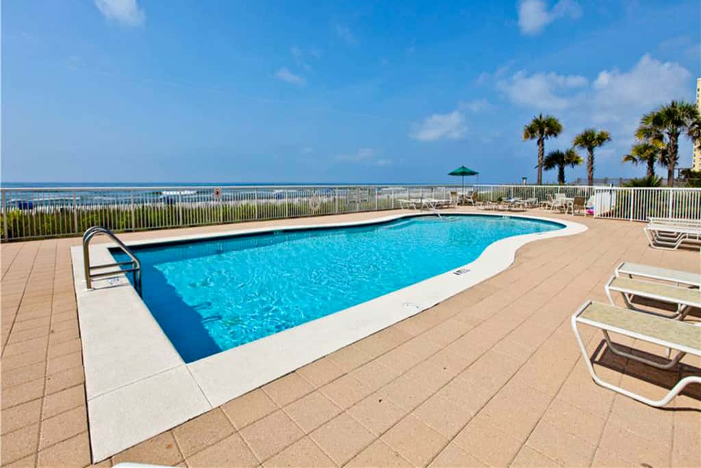 Gorgeous Oceanfront condo with washer&dryer, Gulf-front balcony & pool, hot tub