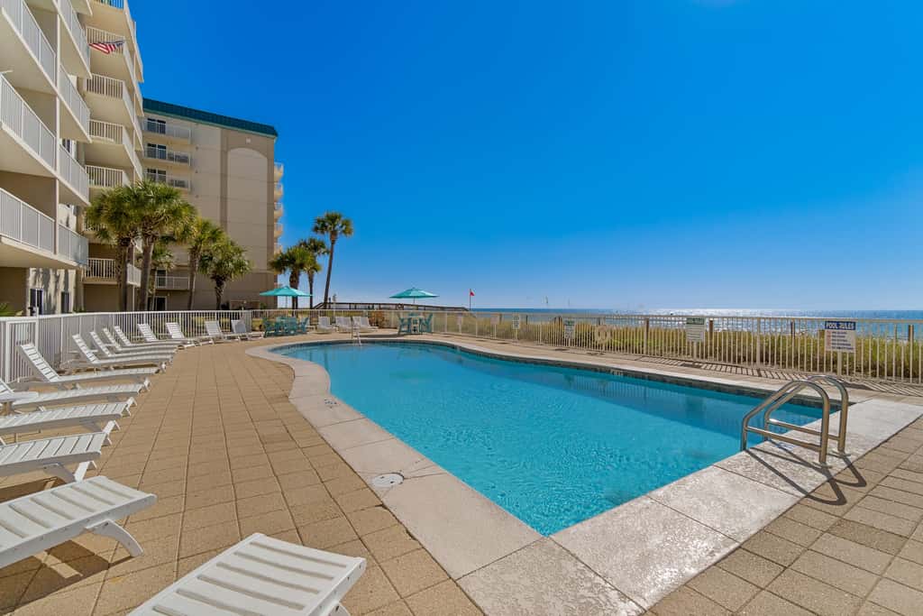 Gorgeous Oceanfront condo with washer&dryer, Gulf-front balcony & pool, hot tub