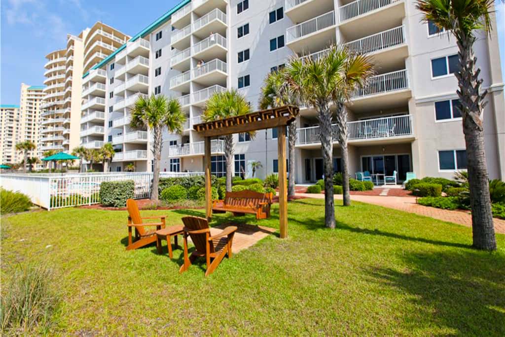 Gorgeous Oceanfront condo with washer&dryer, Gulf-front balcony & pool, hot tub