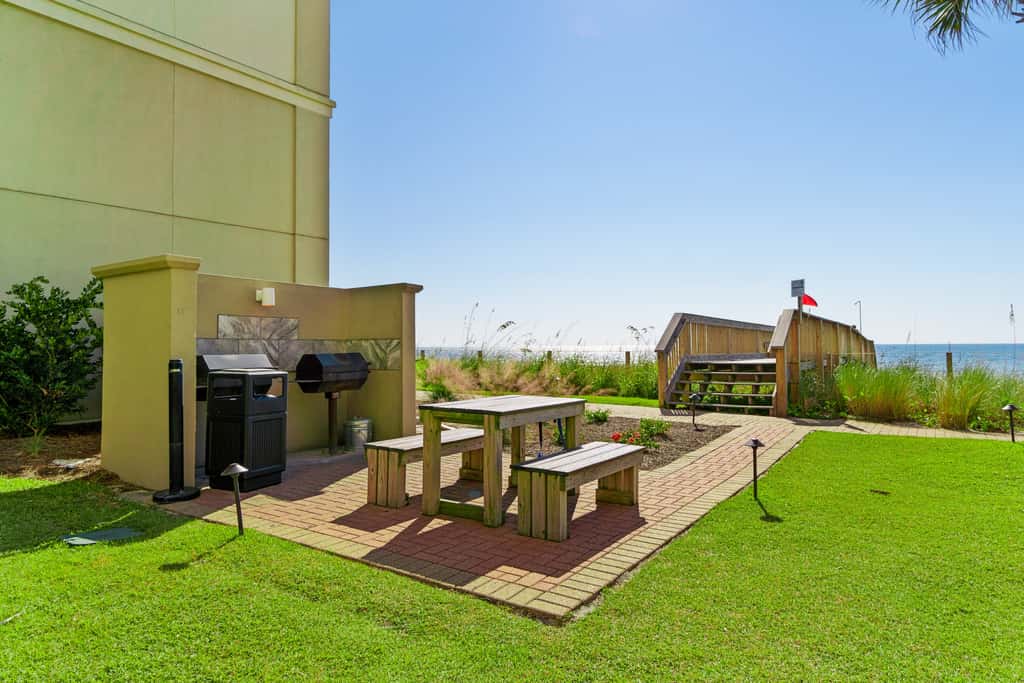 Gorgeous Oceanfront condo with washer&dryer, Gulf-front balcony & pool, hot tub