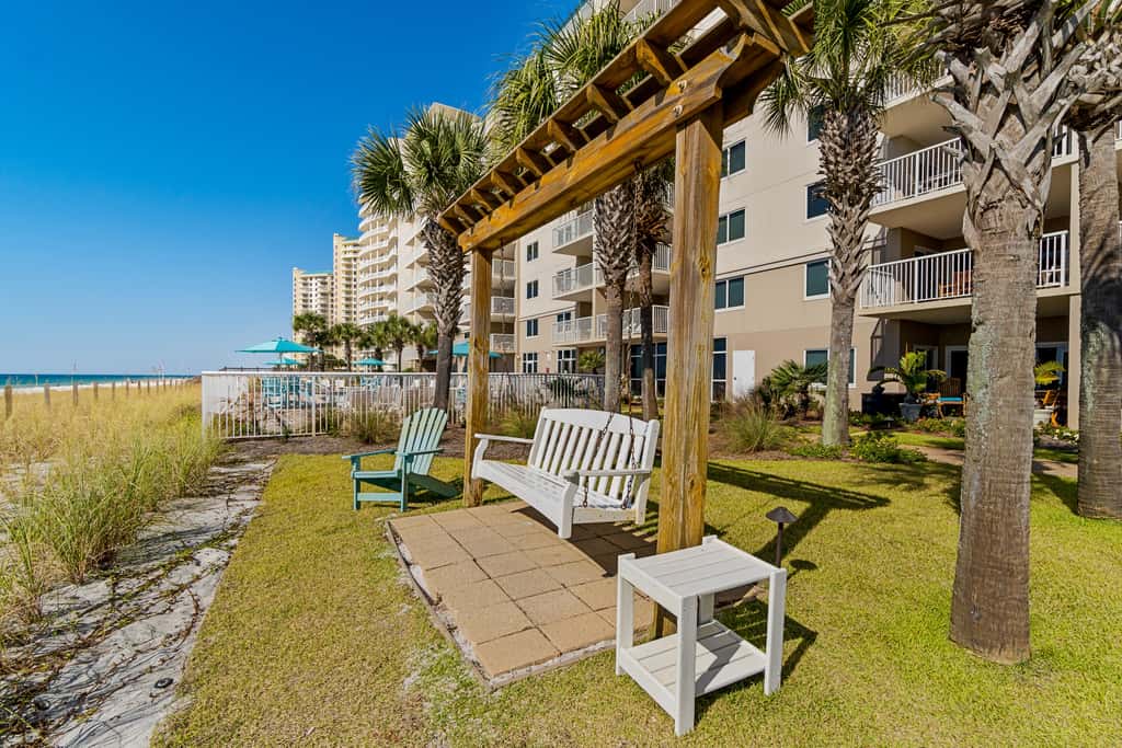 Gorgeous Oceanfront condo with washer&dryer, Gulf-front balcony & pool, hot tub