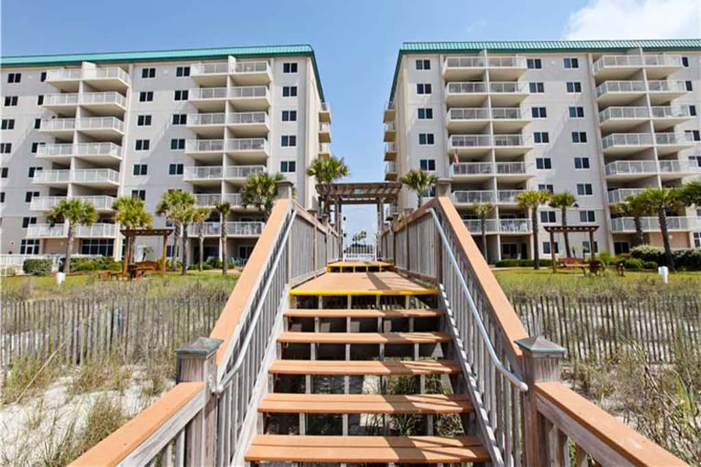 Gorgeous Oceanfront condo with washer&dryer, Gulf-front balcony & pool, hot tub