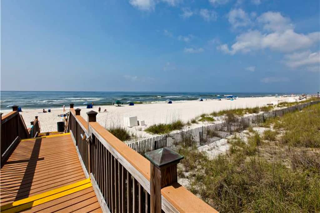 Gorgeous Oceanfront condo with washer&dryer, Gulf-front balcony & pool, hot tub