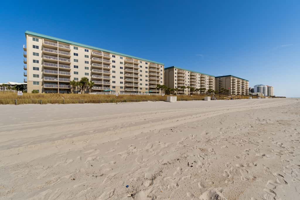 Gorgeous Oceanfront condo with washer&dryer, Gulf-front balcony & pool, hot tub
