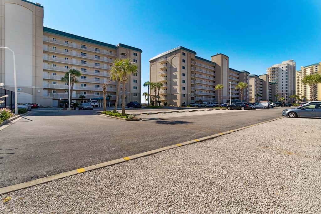 Gorgeous Oceanfront condo with washer&dryer, Gulf-front balcony & pool, hot tub