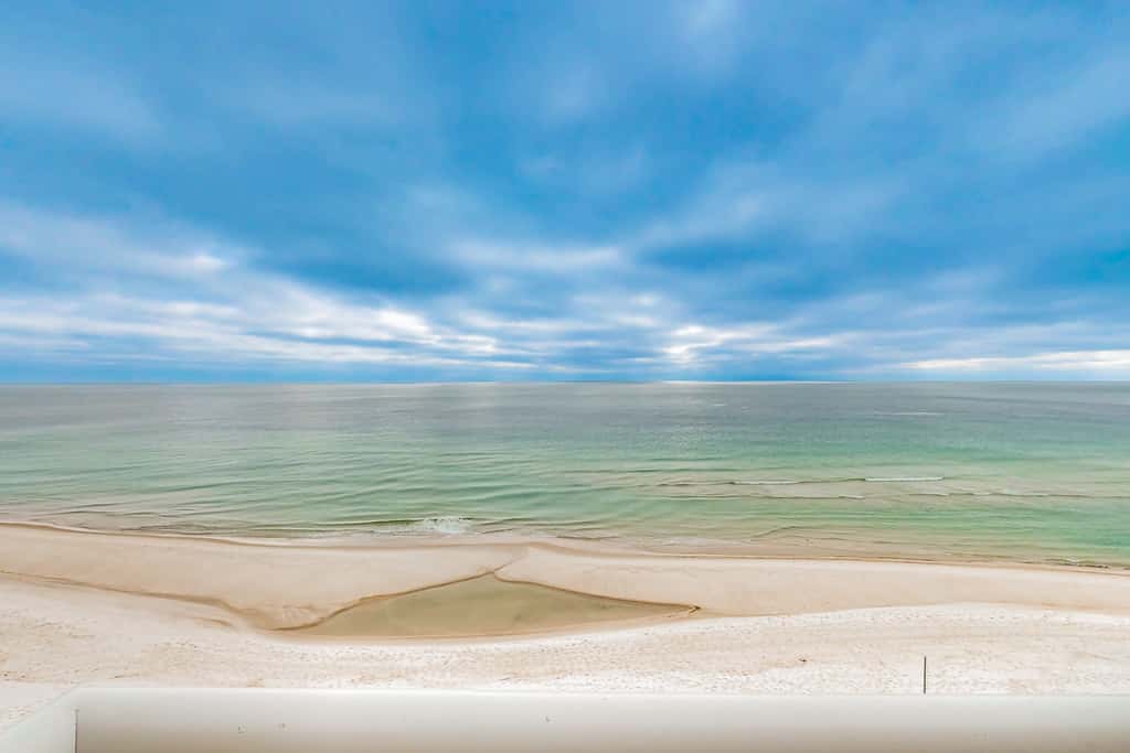 Gorgeous Oceanfront condo with washer&dryer, Gulf-front balcony & pool, hot tub