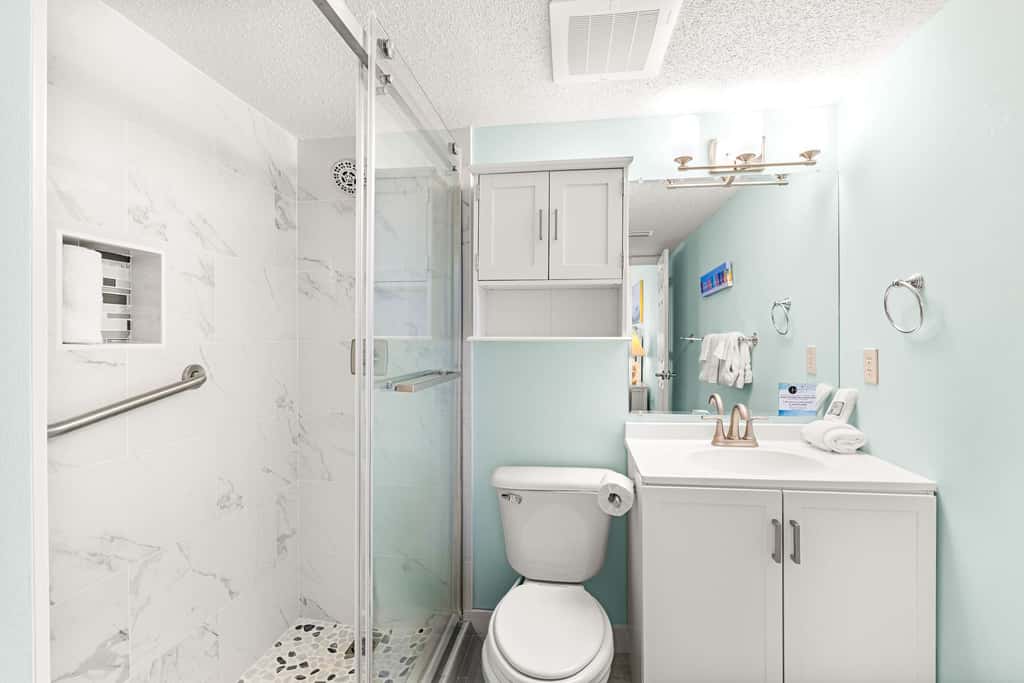 Gorgeous Oceanfront condo with washer&dryer, Gulf-front balcony & pool, hot tub