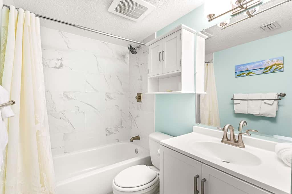 Gorgeous Oceanfront condo with washer&dryer, Gulf-front balcony & pool, hot tub
