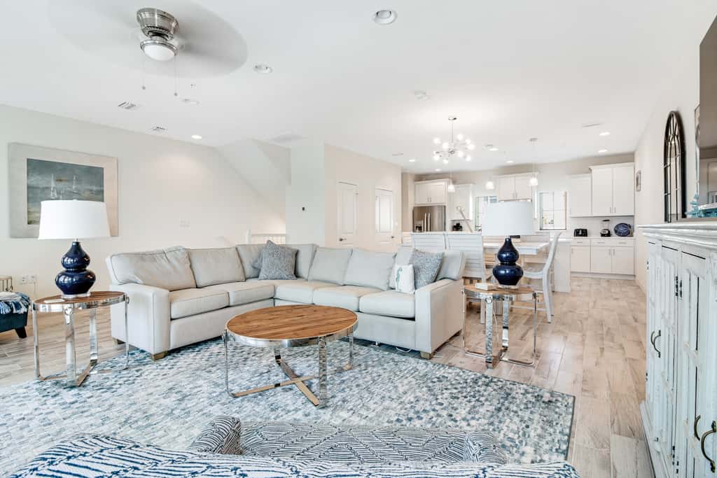 Dog-friendly townhouse with two pools, hot tub, easy beach access, bikes, & deck