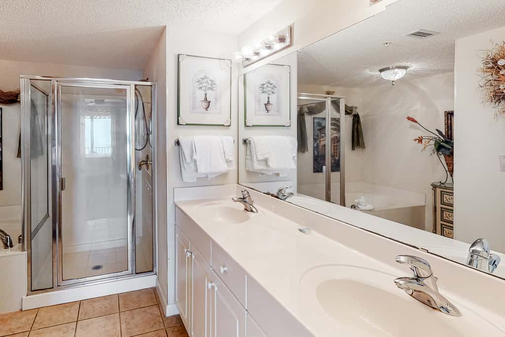 Inviting Gulf-front condo In Perdido Key with waterfront pool/hot tub and oceanfront balcony