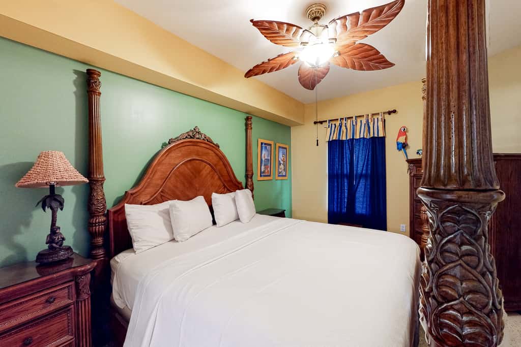 Inviting Gulf-front condo In Perdido Key with waterfront pool/hot tub and oceanfront balcony