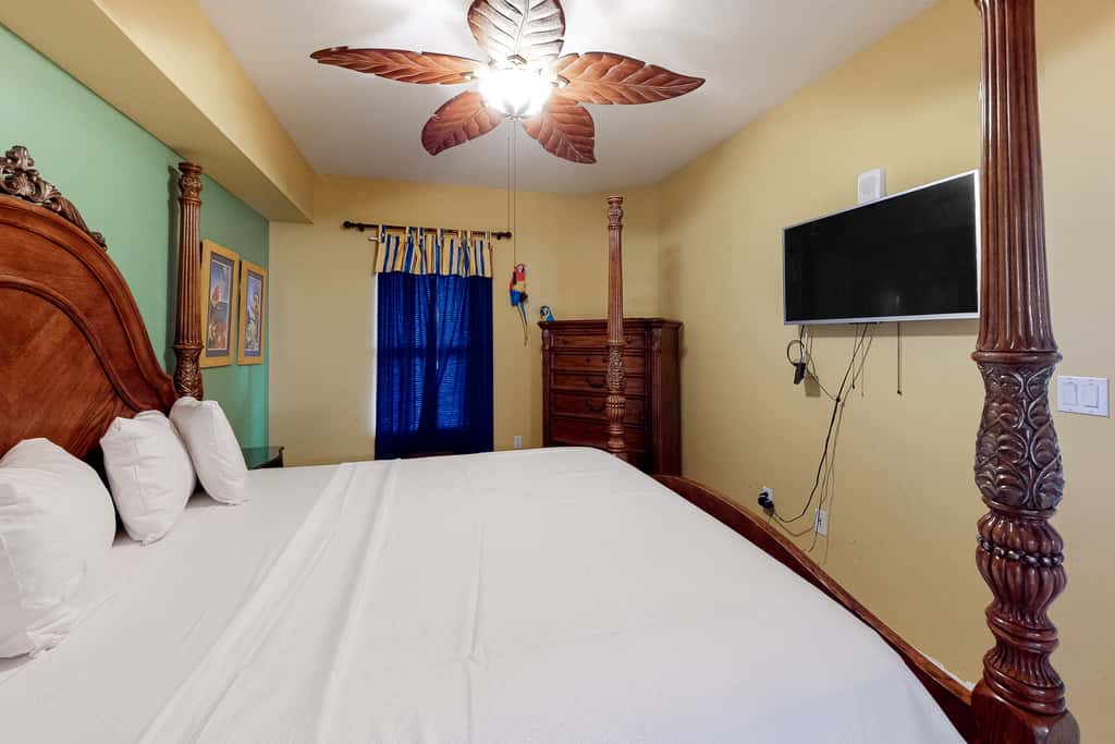 Inviting Gulf-front condo In Perdido Key with waterfront pool/hot tub and oceanfront balcony