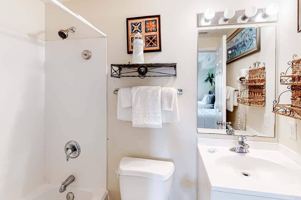 Inviting Gulf-front condo In Perdido Key with waterfront pool/hot tub and oceanfront balcony