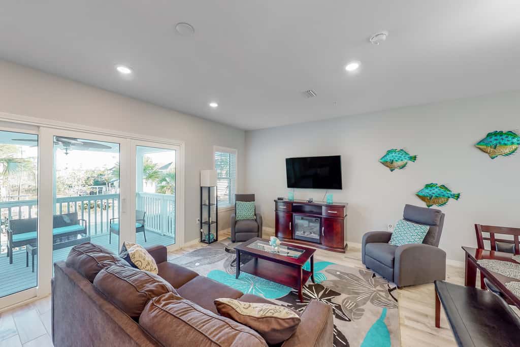Pretty townhome with pools & hot tub - less than half-mile to beach