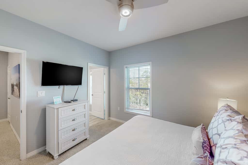 Pretty townhome with pools & hot tub - less than half-mile to beach