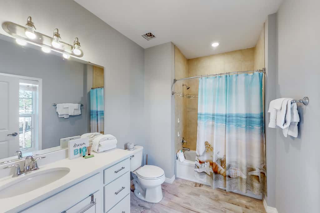 Pretty townhome with pools & hot tub - less than half-mile to beach