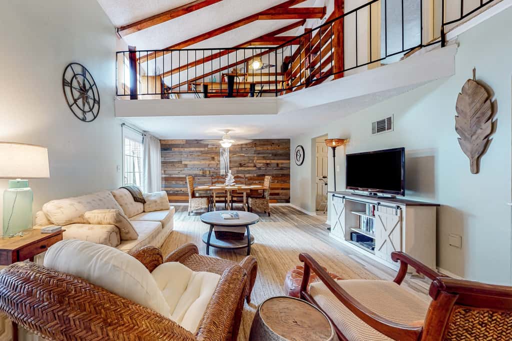 Dog friendly coastal townhome with golf course views, patios, and washer, dryer