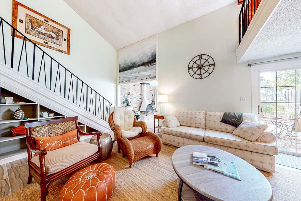 Dog friendly coastal townhome with golf course views, patios, and washer, dryer