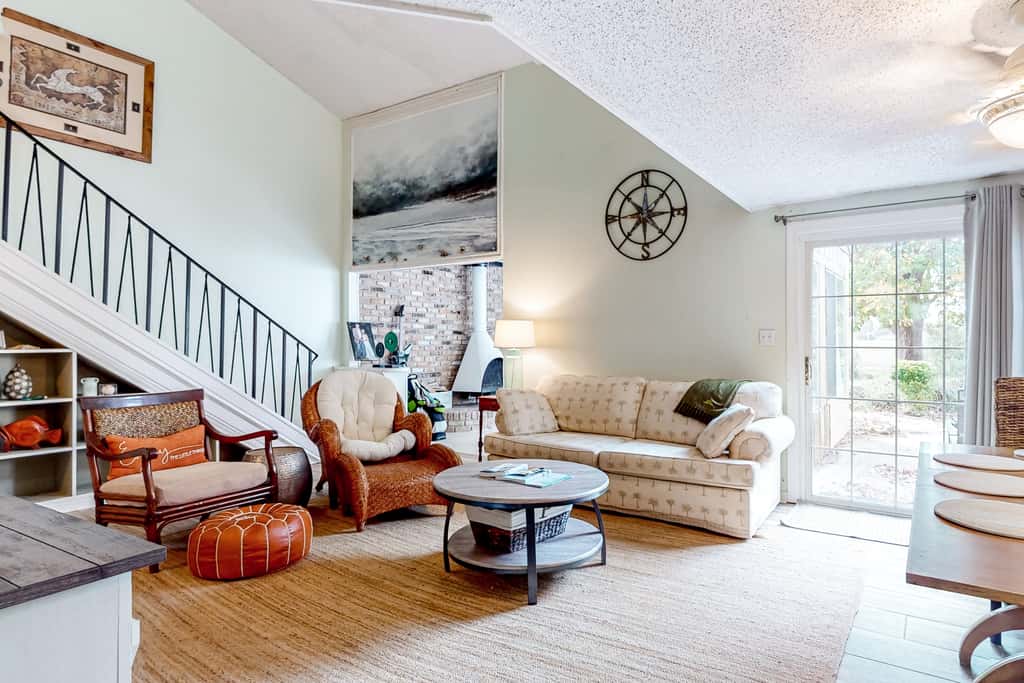 Dog friendly coastal townhome with golf course views, patios, and washer, dryer