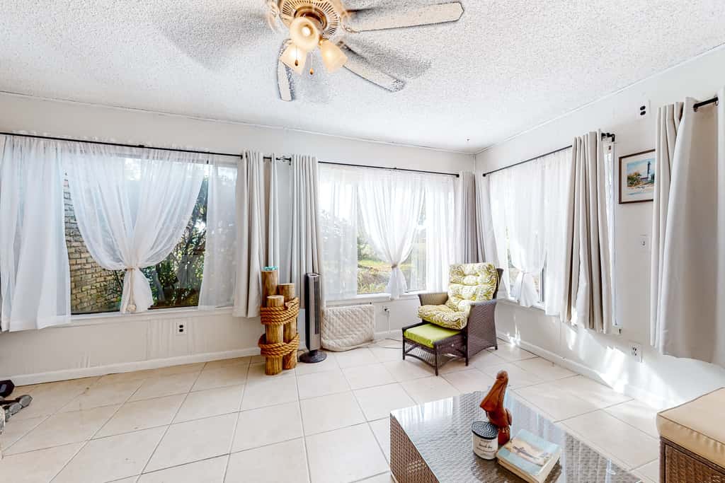 Dog friendly coastal townhome with golf course views, patios, and washer, dryer