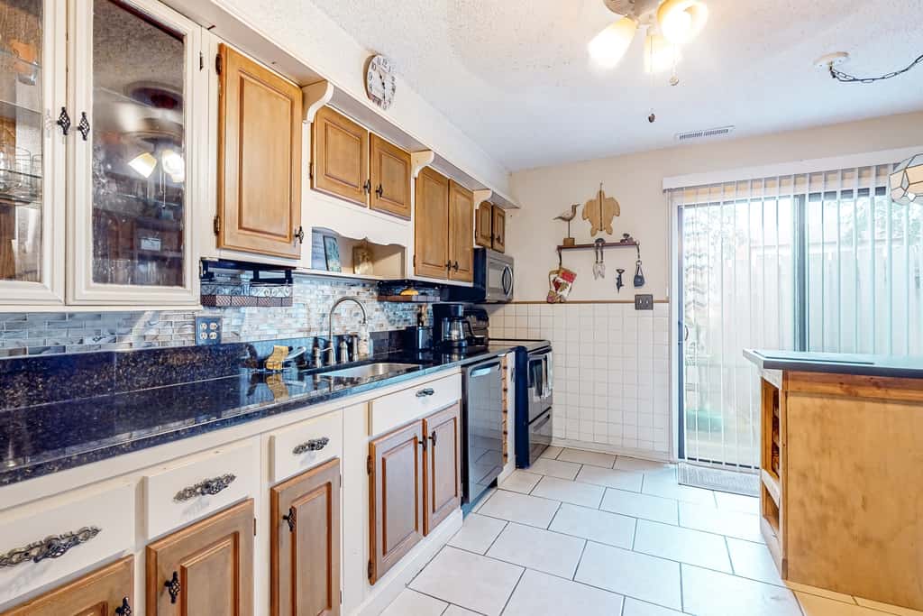 Dog friendly coastal townhome with golf course views, patios, and washer, dryer