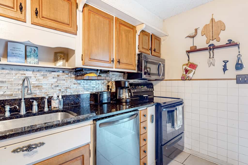 Dog friendly coastal townhome with golf course views, patios, and washer, dryer