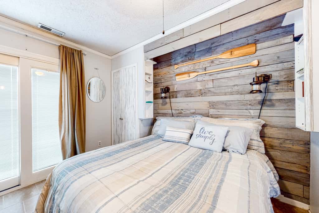 Dog friendly coastal townhome with golf course views, patios, and washer, dryer