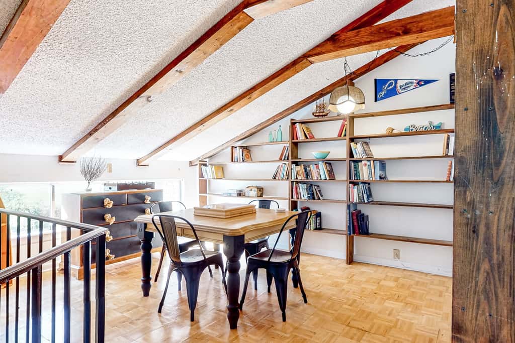 Dog friendly coastal townhome with golf course views, patios, and washer, dryer