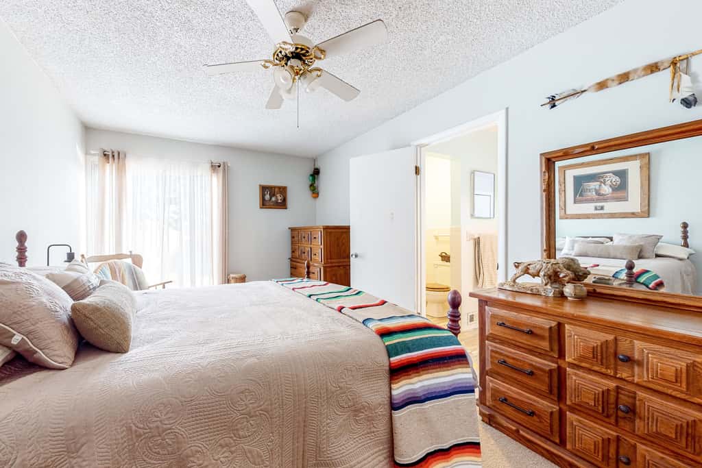 Dog friendly coastal townhome with golf course views, patios, and washer, dryer