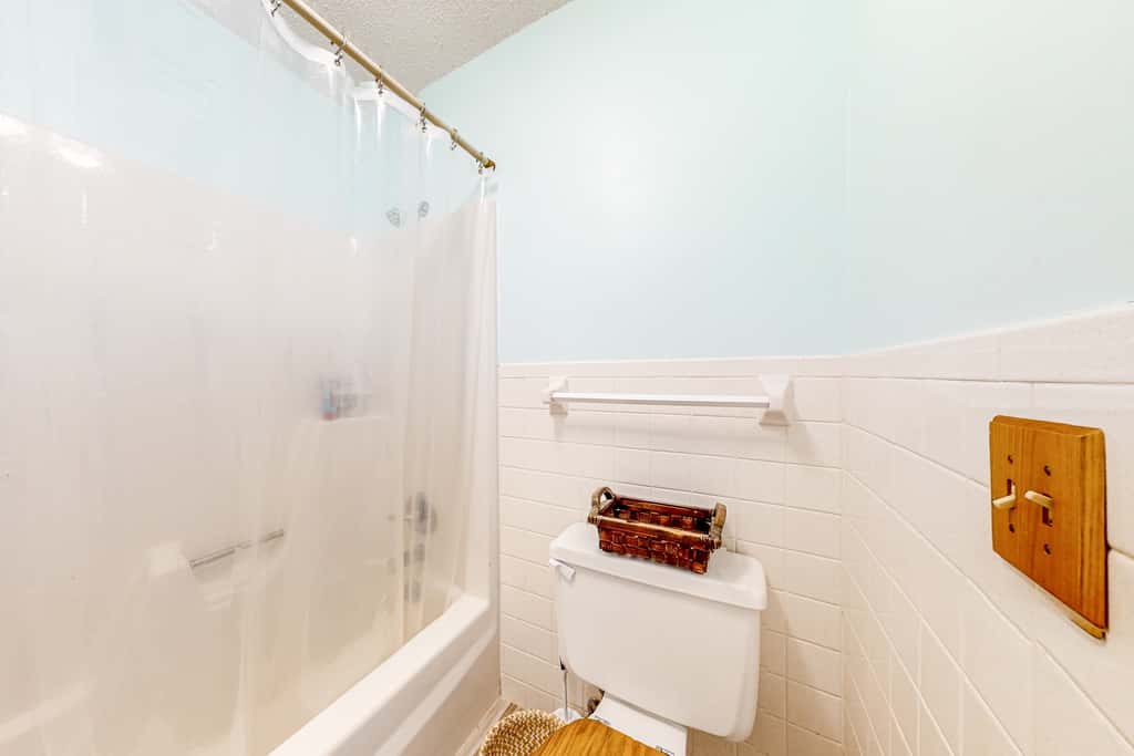 Dog friendly coastal townhome with golf course views, patios, and washer, dryer