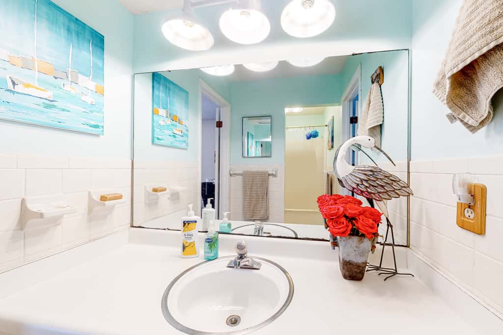 Dog friendly coastal townhome with golf course views, patios, and washer, dryer